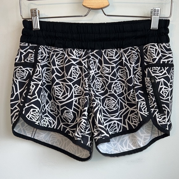 Lululemon Tracker Short Posey Miss Mosaic SZ 4 - Picture 2 of 6